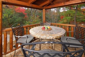 Outdoor dining - Makin Waves: Indoor Pool, S/Secluded, Pet-Friendly, Games, Hot Tub, near all major attractions! (Gatlinburg)