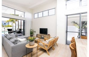 TV, offices - Fenne’s On Banzai (KINGSCLIFF)