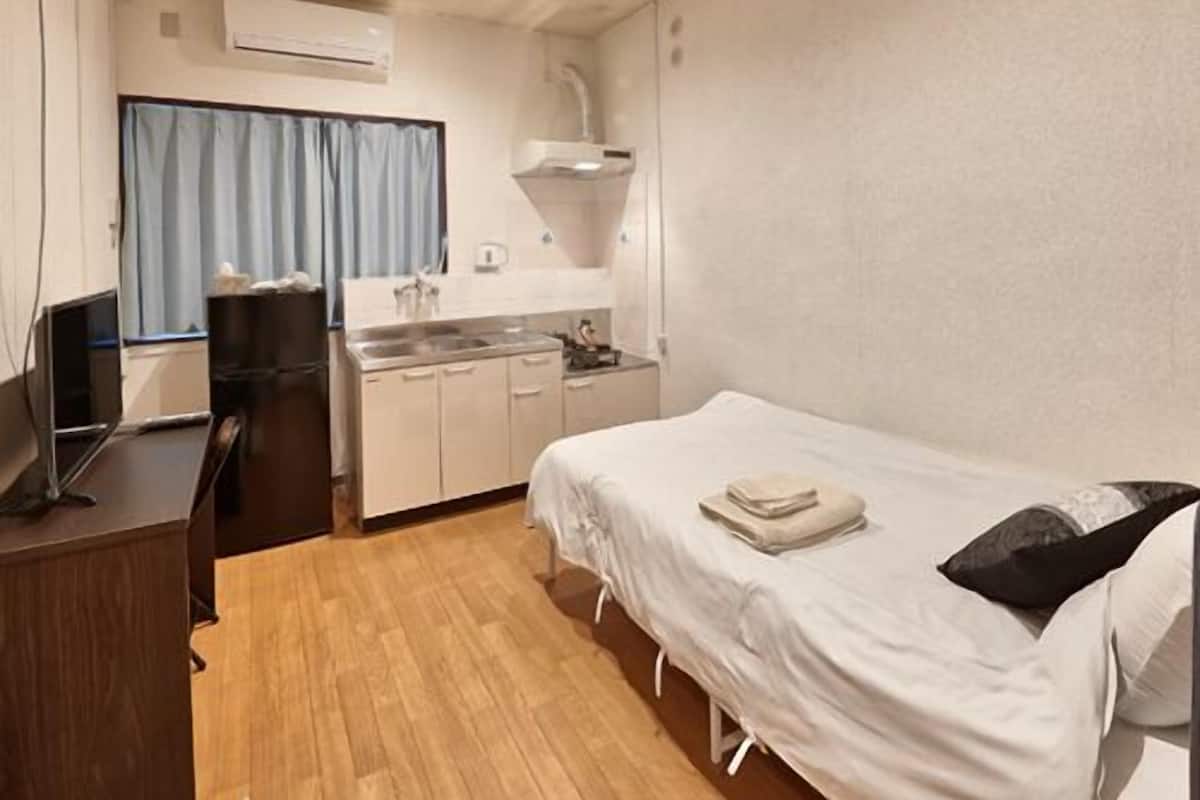 Tabla de planchar con plancha, wifi gratis y ropa de cama