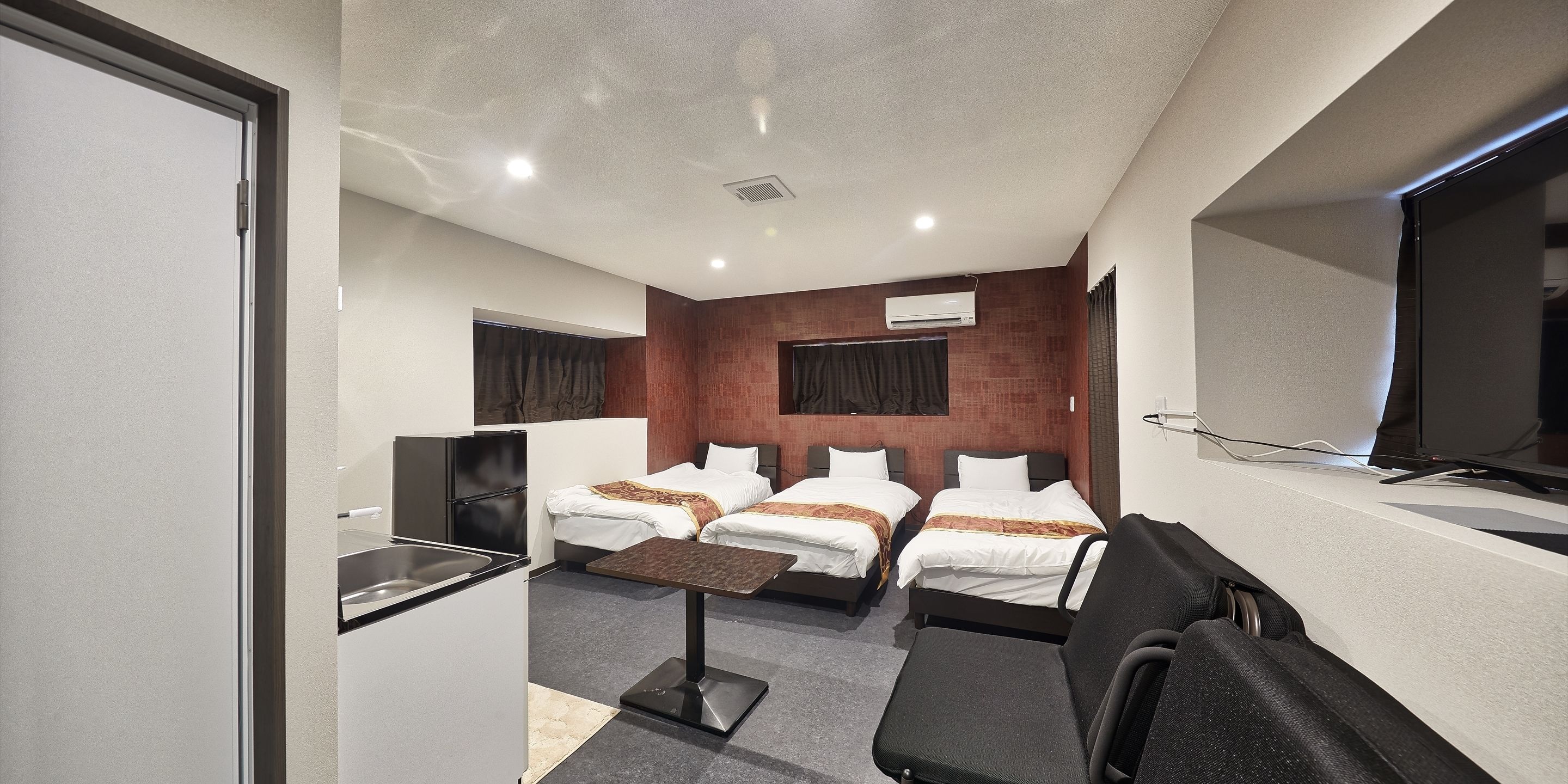 Family Room | Iron/ironing board, free WiFi, bed sheets