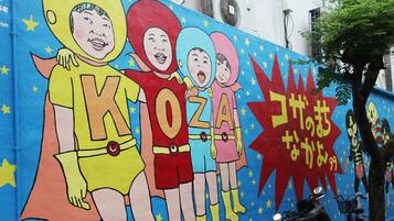 Une fresque colorée représentant des personnages de dessins animés et comportant du texte, peinte sur un mur.
