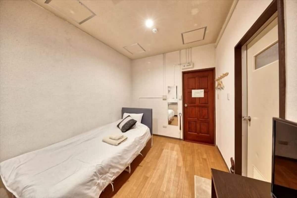 Een strijkplank/strijkijzer, gratis wifi, beddengoed