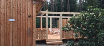 Lomamökki "Ortheide 69" sijaitsee metsäalueella, jolla on suuria puita.