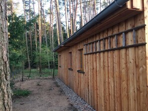 Property grounds - The holiday home "Ortheide 69" is located in a forest settlement with large trees. (Böddenstedt)
