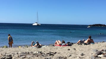 Sulla spiaggia, lettini da mare, teli da spiaggia
