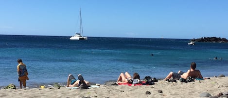 Plage, chaises longues, serviettes de plage