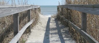 2BR / 2BA Oceanfront Condo, Piscine, Capacité (6-8) w / wifi. 