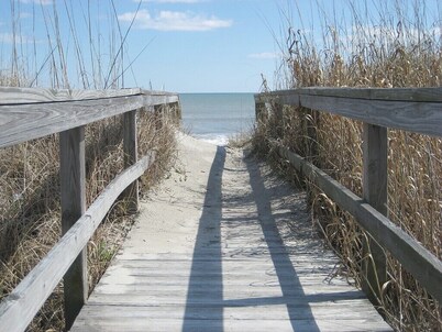 2BR/2BA Oceanfront Condo, Pool, Sleeps 6, monthly optional b/w nov and feb 28th