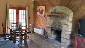 TV, fireplace, ping pong, books