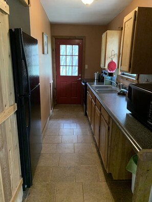 Køleskab, mikrobølgeovn, ovn, kogeplade