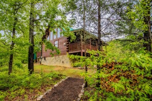 Exterior - Enchanted Hideaway: Honeymoon, S/Secluded, Fire Pit, Hot Tub, Top Amenities, near Attractions! (Sevierville)