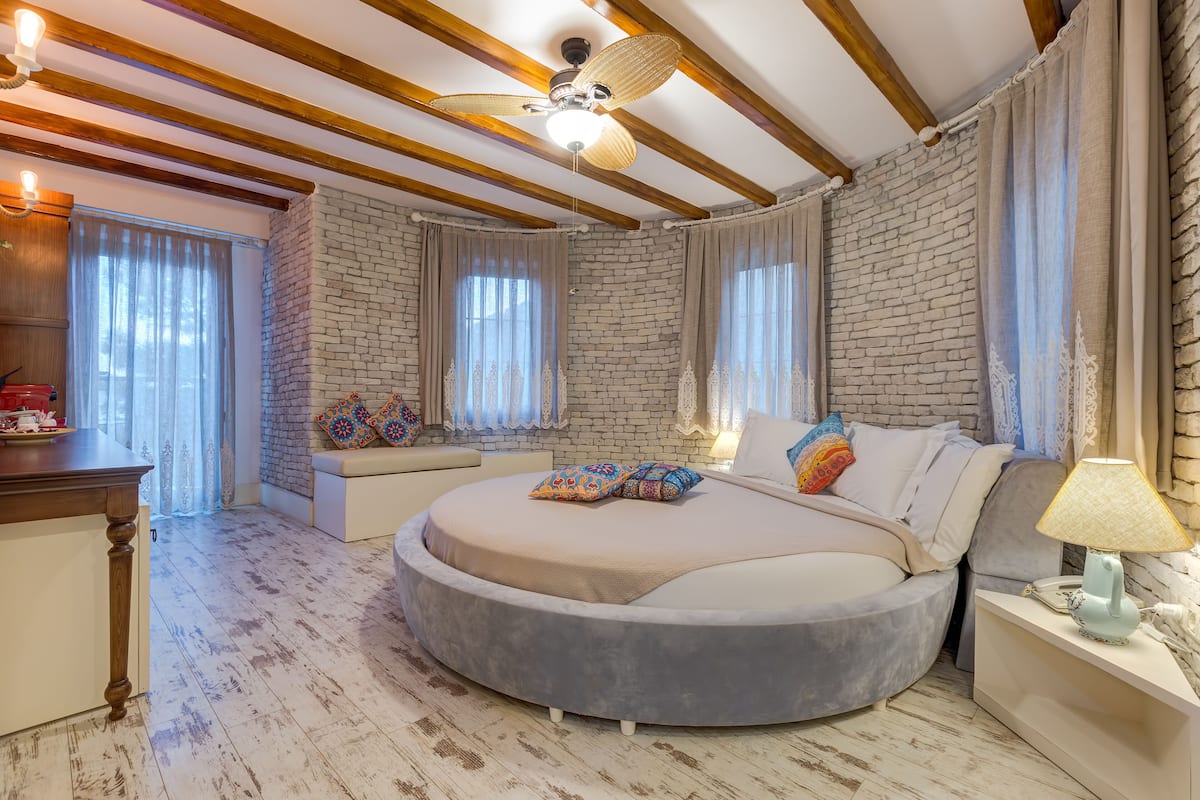 Design Room, Sea View, Corner | 1 bedroom, minibar, in-room safe, desk