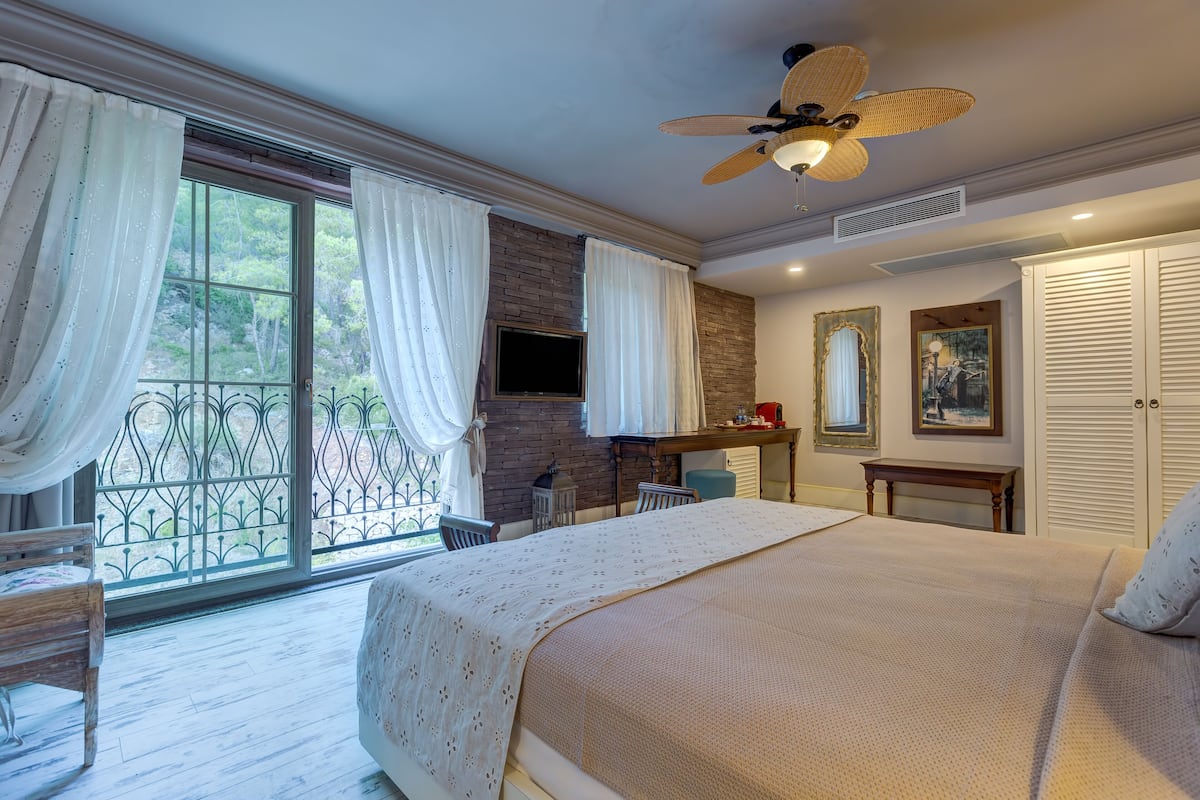 Deluxe Double Room, Bathtub, Mountain View | 1 bedroom, minibar, in-room safe, desk