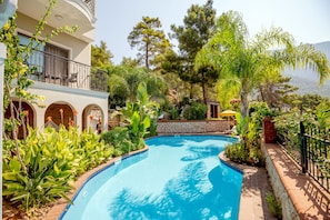 室外游泳池,開放時間為 08:30 至 20:30,提供日光浴躺椅