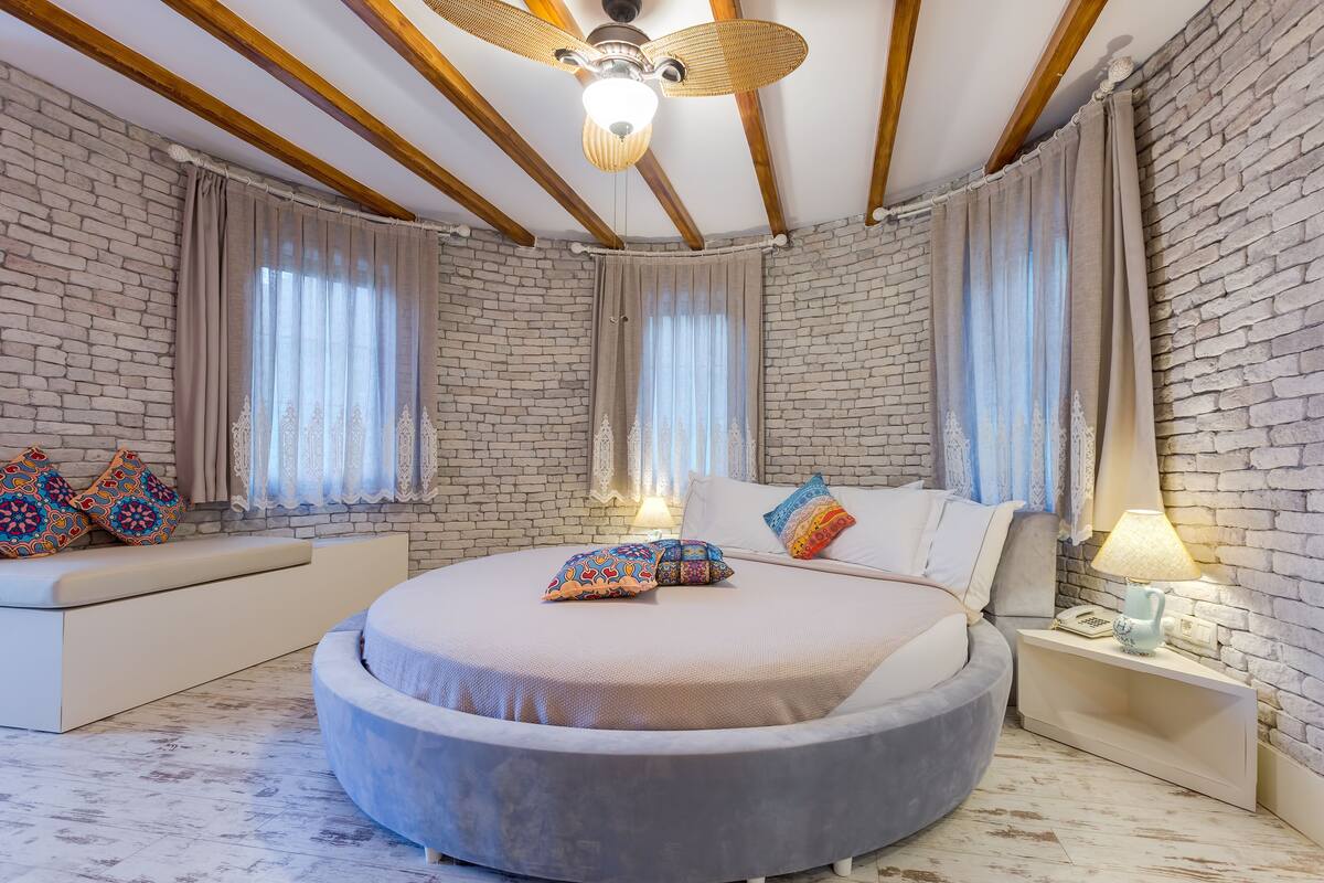 design room, sea view, corner | 1 bedroom, minibar, in-room safe, desk