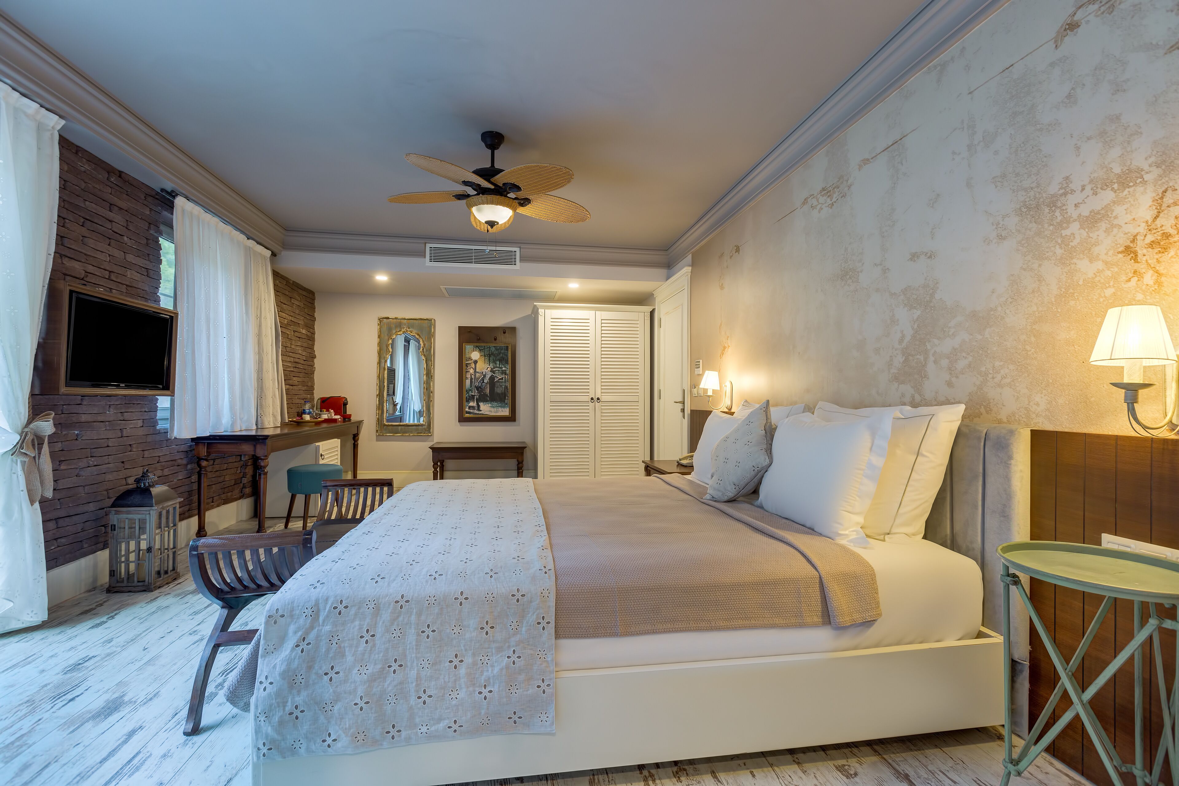 deluxe double room, bathtub, mountain view | 1 bedroom, minibar, in-room safe, desk