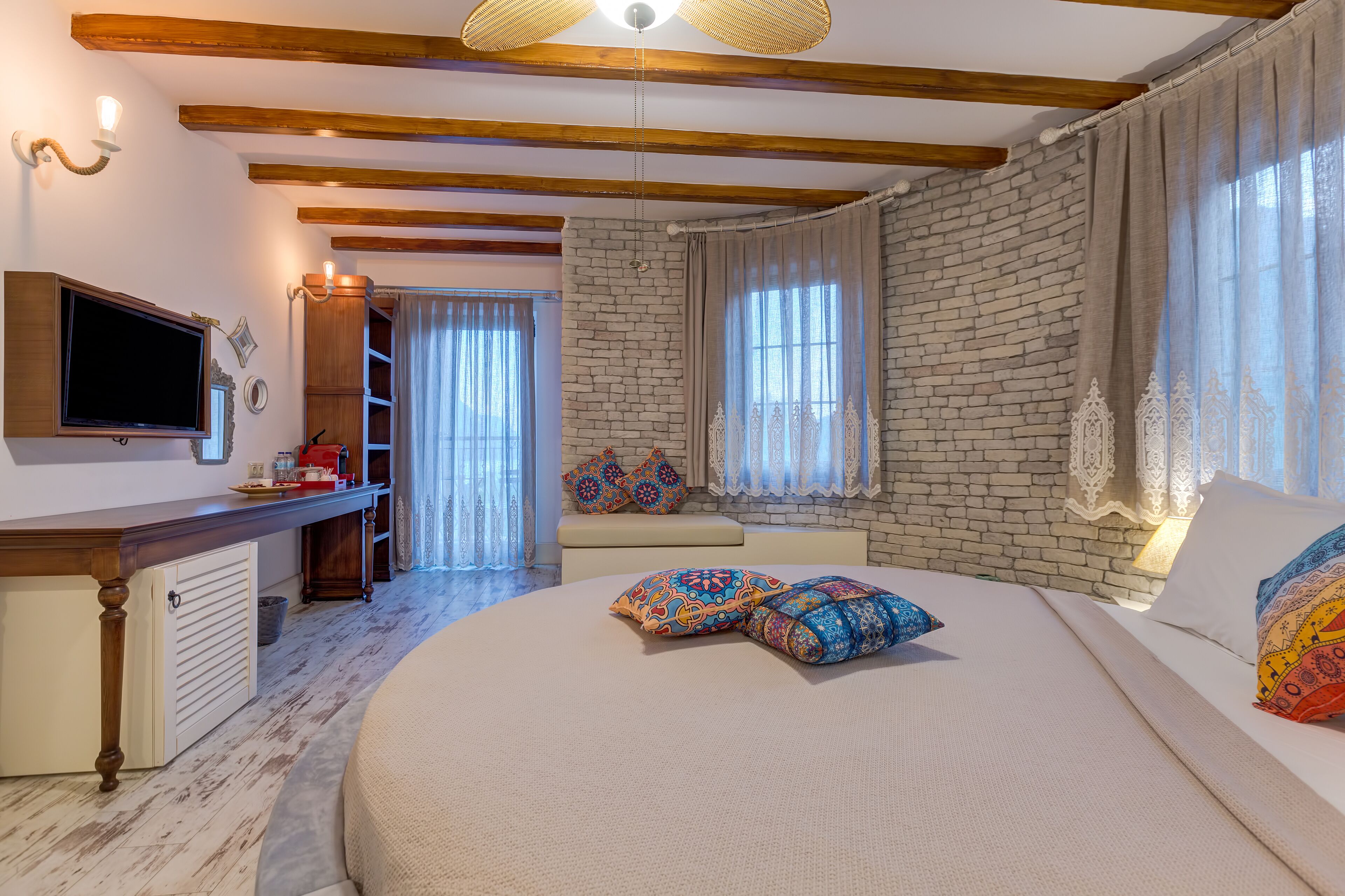 design room, sea view, corner | 1 bedroom, minibar, in-room safe, desk