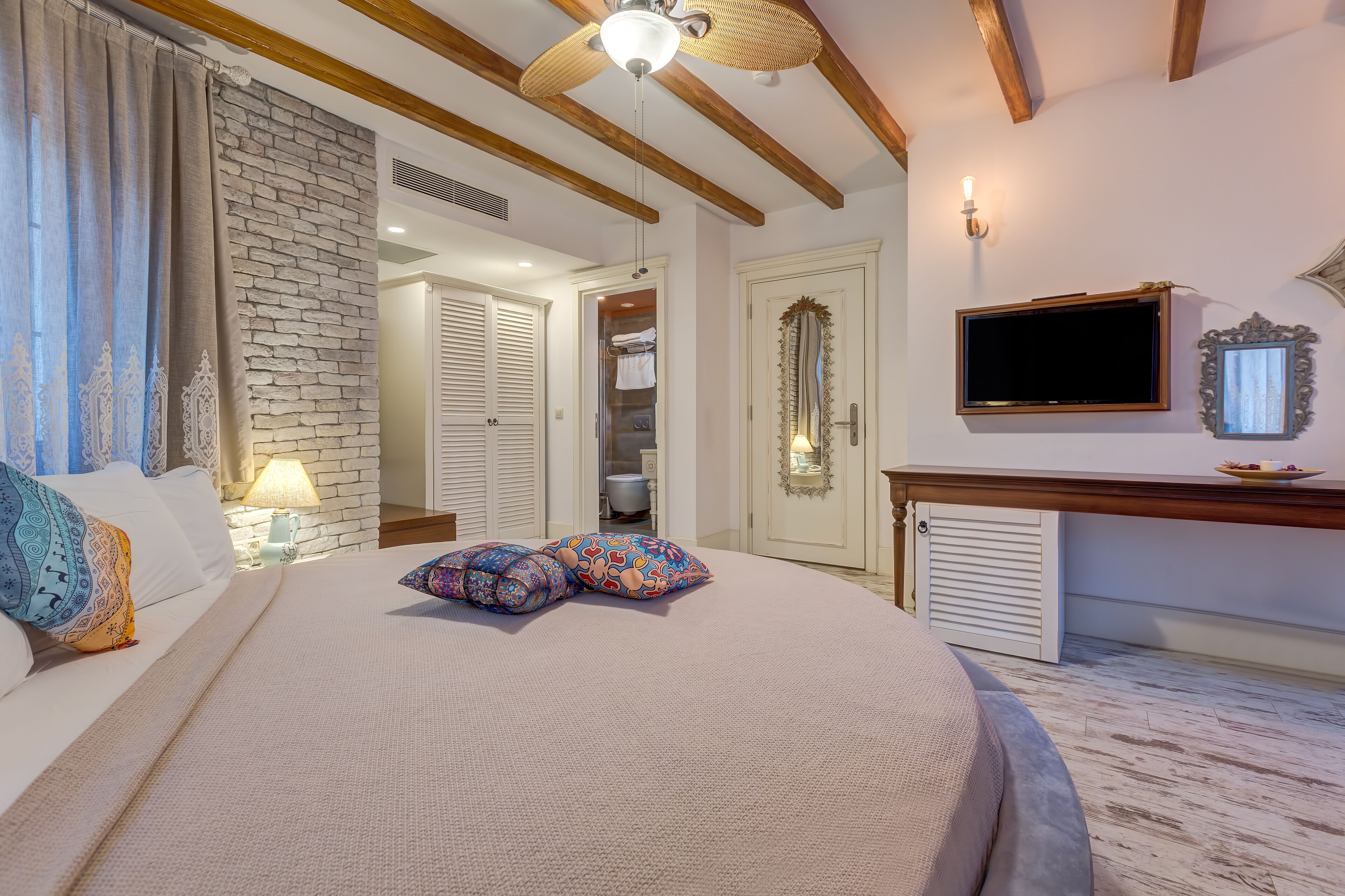 design room, sea view, corner | 1 bedroom, minibar, in-room safe, desk