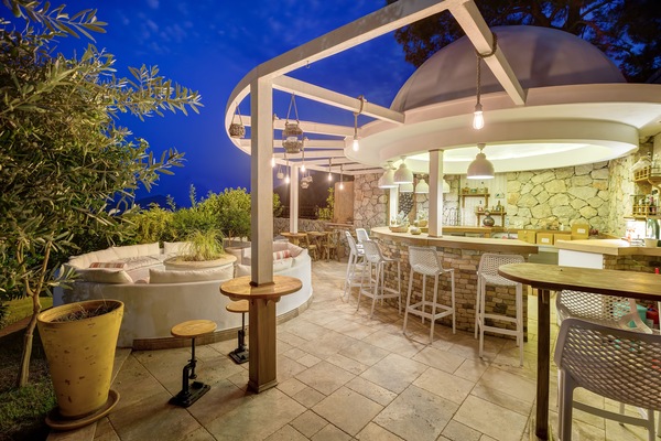 2 bars/lounges