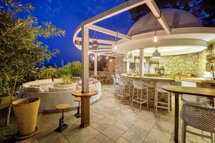 2 bars/lounges