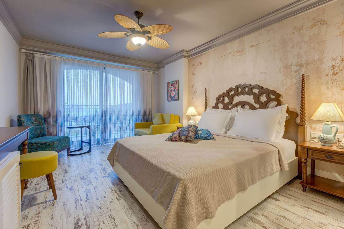 Kamar Triple, pemandangan laut | Minibar, brankas, meja kerja, dan tirai kedap cahaya