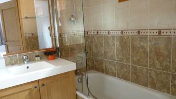 Baignoire, sĂšche-cheveux