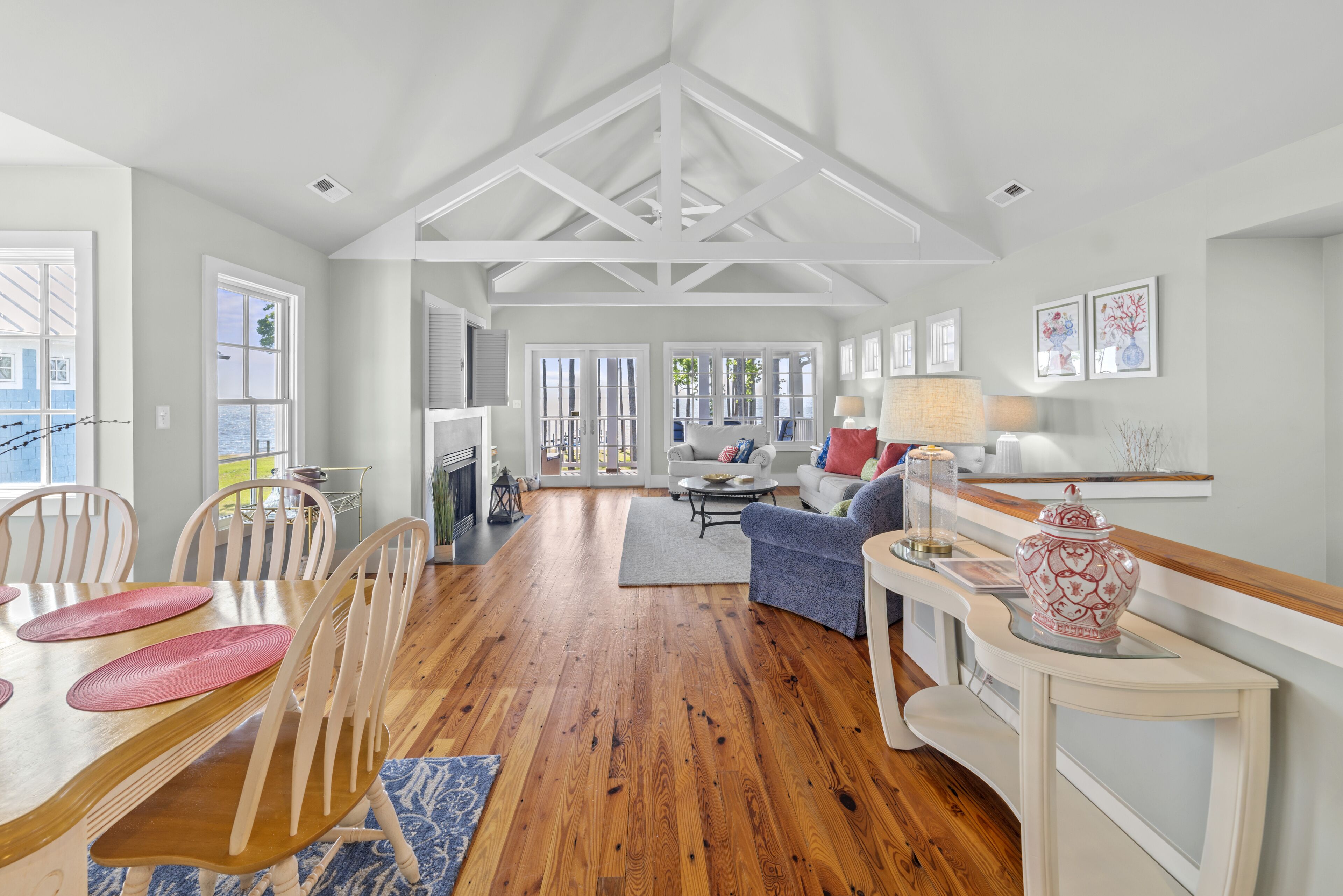 Télévision, cheminée