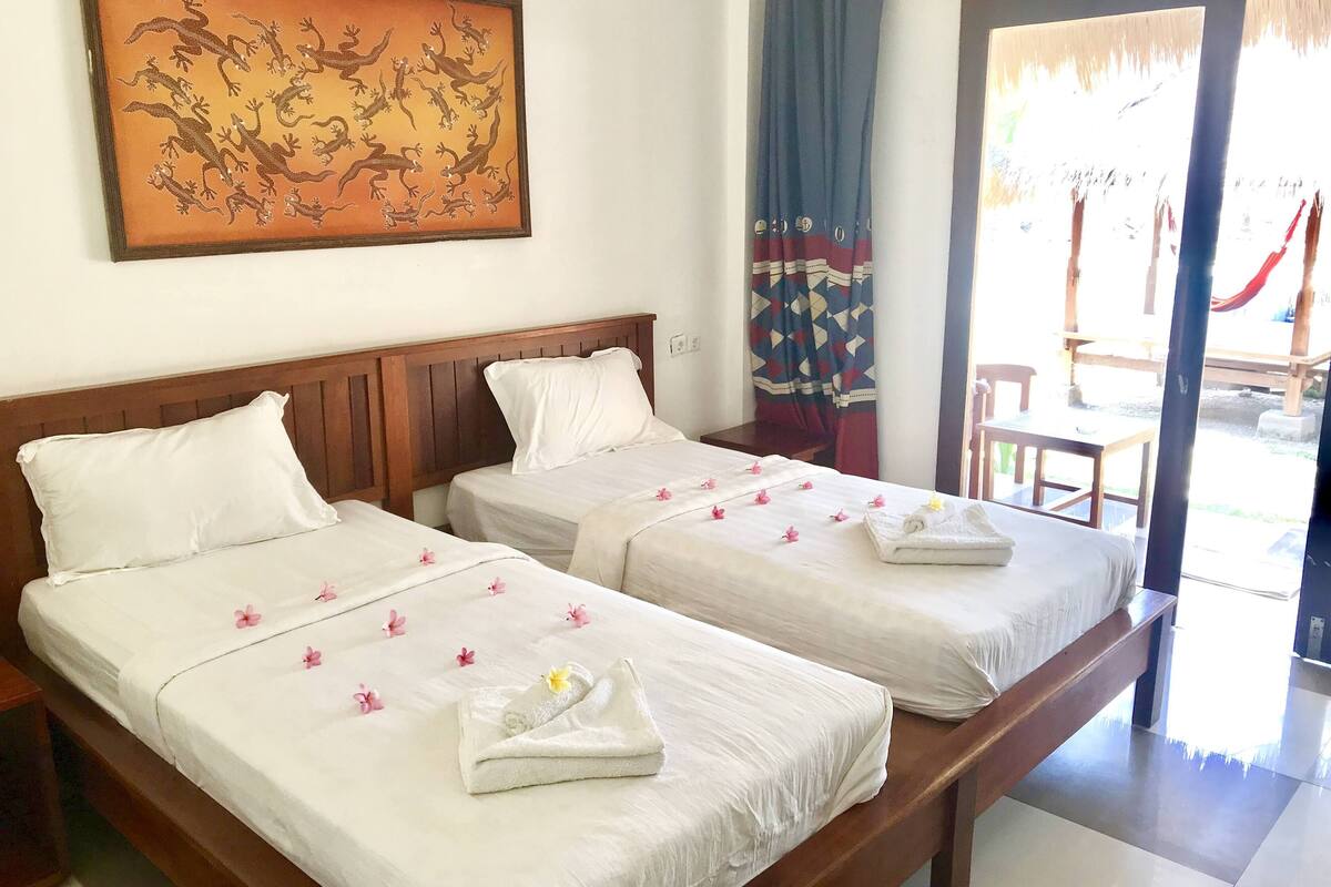 Standard Twin Room | 1 bedroom, in-room safe, desk, soundproofing