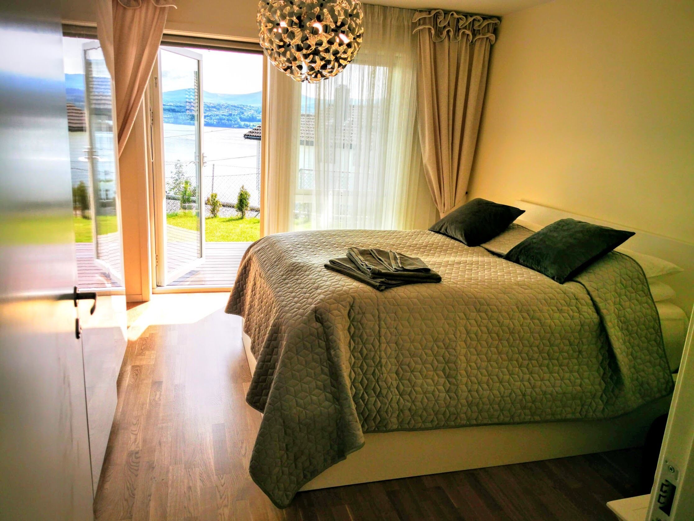 2 habitaciones, tabla de planchar con plancha, wifi y ropa de cama 