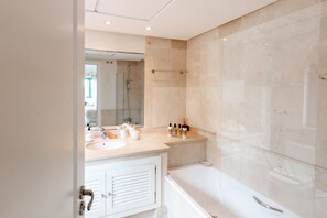 Baignoire, sèche-cheveux, bidet, serviettes fournies
