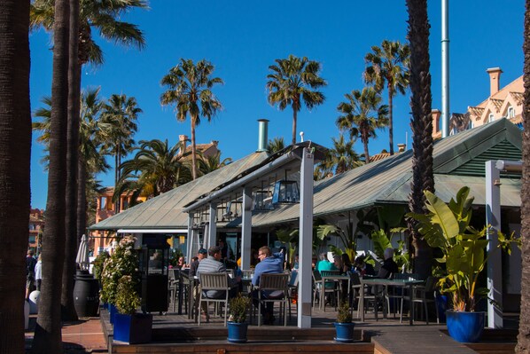 تناول الطعام بالخارج