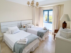 2 عدّة غرف نوم وخزنة داخل الغرفة ومكتب ومكواة/لوح كي