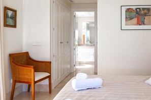2 chambres, coffres-forts dans les chambres, bureau