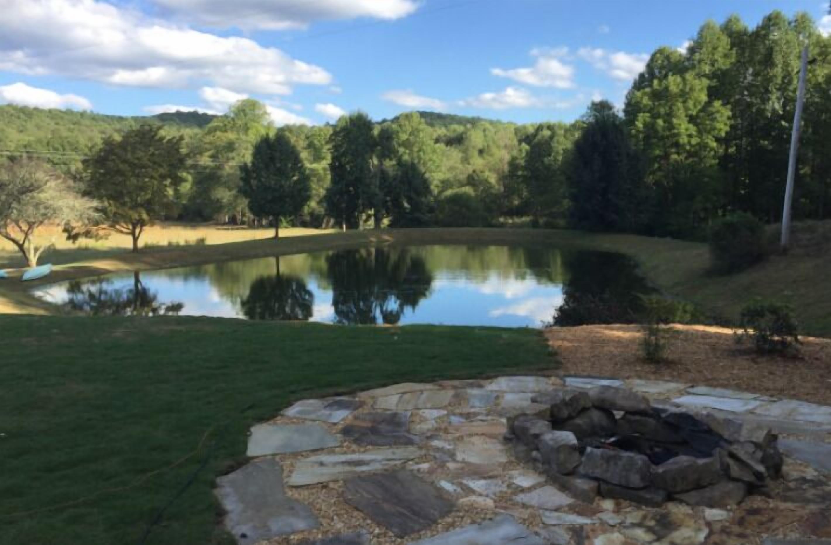 Cherokee Sunrise~Rustic Modern Farmhouse~Large Pond to Fish~Outdoor Living Area