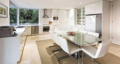The White House—Tranquil Sea Views and Endless Fun