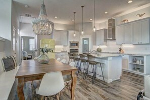 Dining - Pool, Views & Beach Boardwalk - Sunny Side Up (Port Aransas)