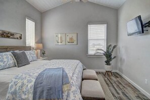 3 bedrooms, iron/ironing board, travel cot, WiFi - Pool, Views & Beach Boardwalk - Sunny Side Up (Port Aransas)