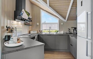 Refrigerador, parrilla de estufa, lavavajillas y cafetera y tetera 