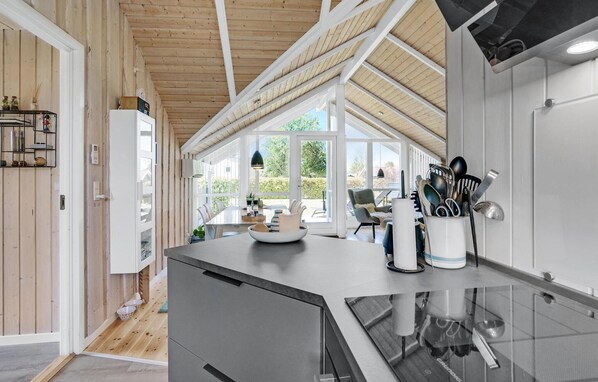 Refrigerador, parrilla de estufa, lavavajillas y cafetera y tetera 