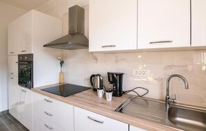 Réfrigérateur, plaque de cuisson, lave-vaisselle, cafetière/bouilloire