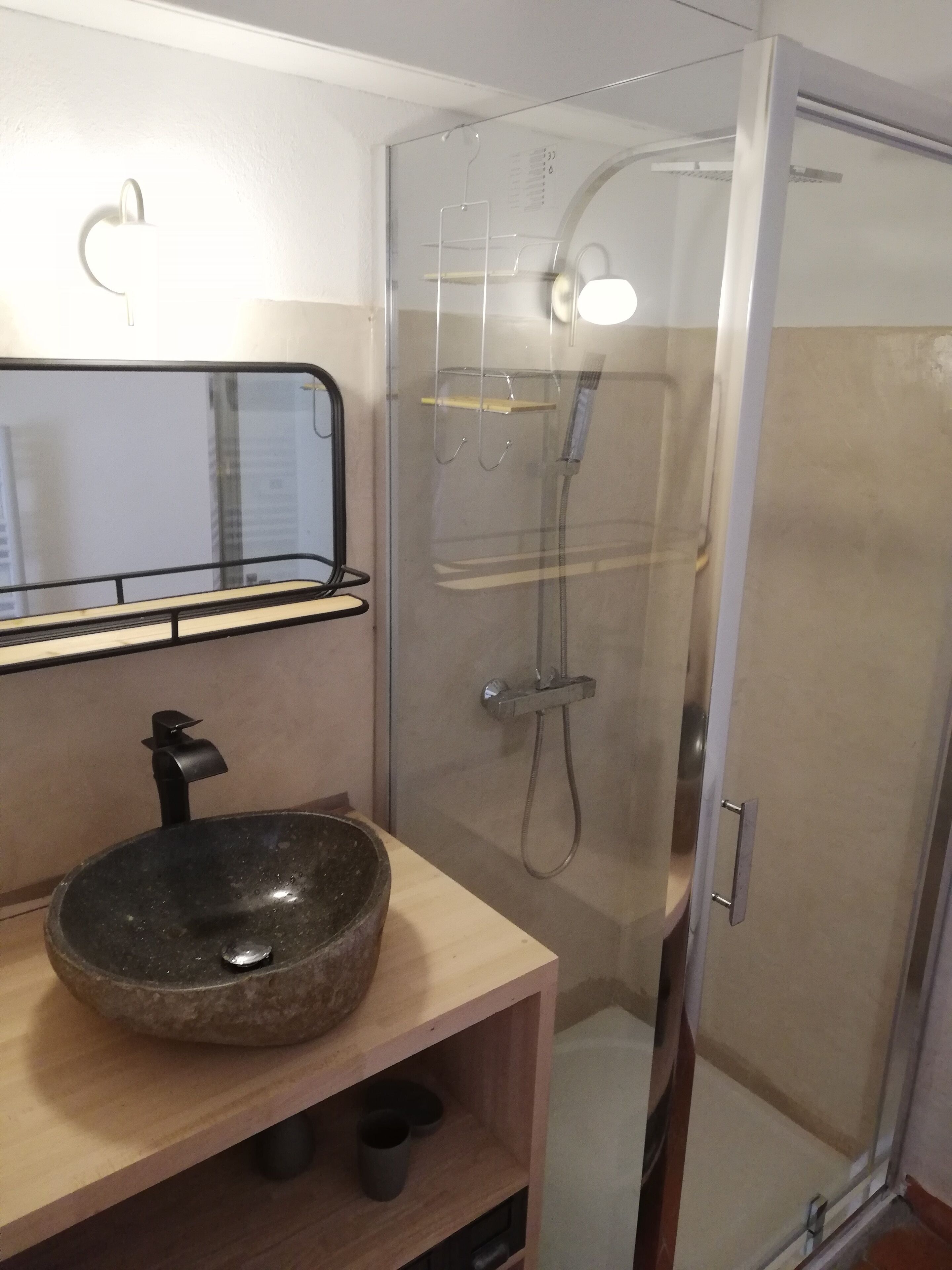 Douche, sèche-cheveux