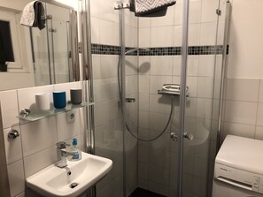 Een douche, een haardroger, handdoeken, zeep
