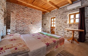 5 bedrooms, travel cot, free WiFi, bed sheets - Lovely home in Lisane Tinjske (Lisane Tinjske)