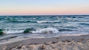 A beach with waves crashing onto the shore. - Stunning home in OstseeResort Olpenitz with sauna (OstseeResort Olpenitz)