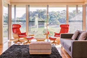 Chimenea, tenis de mesa y estéreo 