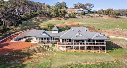 Valley Views—Elevated Hilltop Escape near Beaches