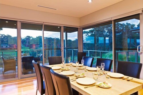 Valley Views—Elevated Hilltop Escape near Beaches