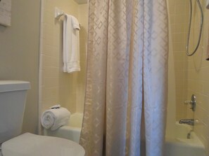 Duschwanne, Haartrockner, HandtĂŒcher, Seife