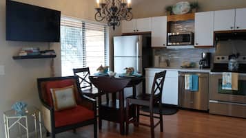 Jääkaappi, mikroaaltouuni, uuni, liesi