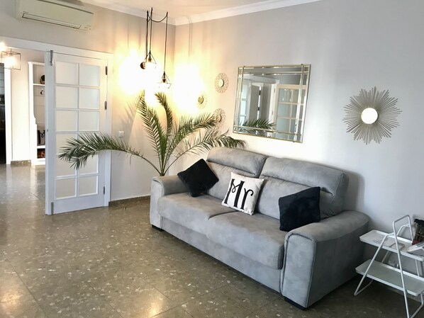 Älytelevisio, takka, kirjoja